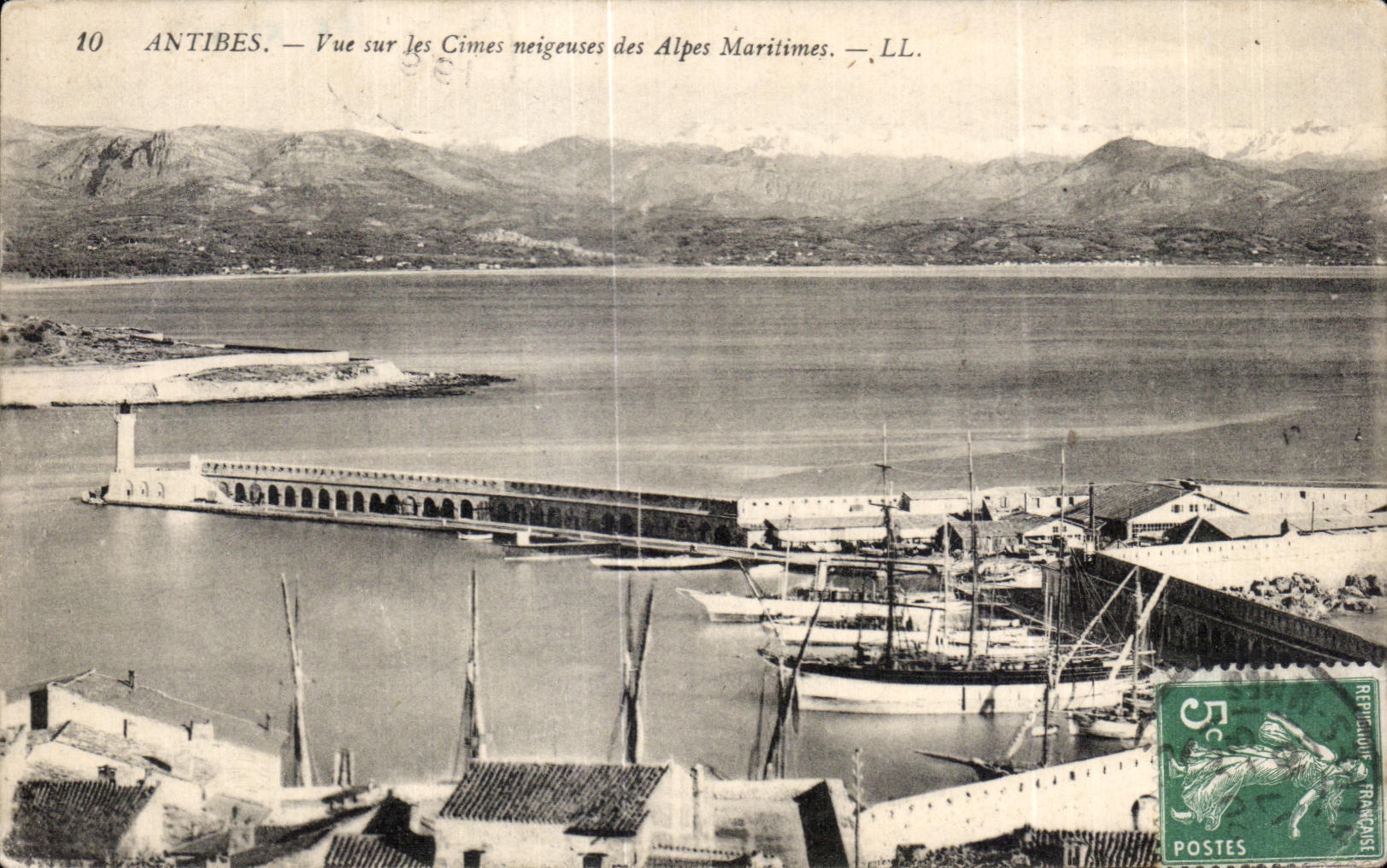 CPA Antibes Vue sur les Cimes neigeuses des Alpes Maritimes Bateau