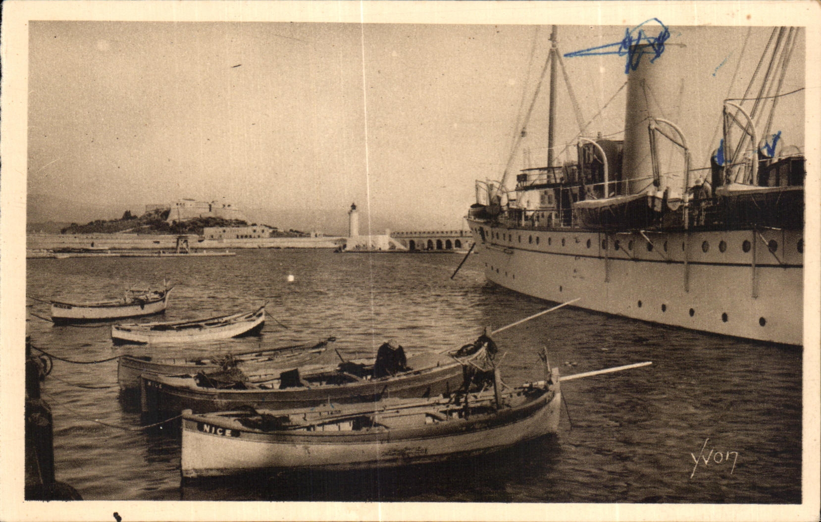 CPA Antibes Le port et le fort carre Bateau 