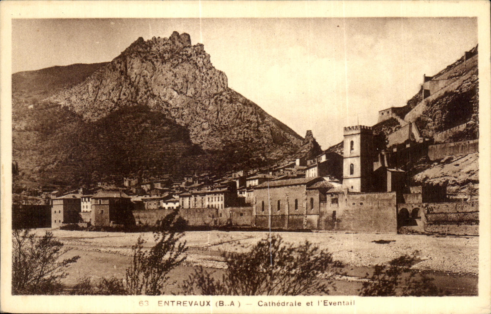 CPA Entrevaux Cathedrale et l Eventail