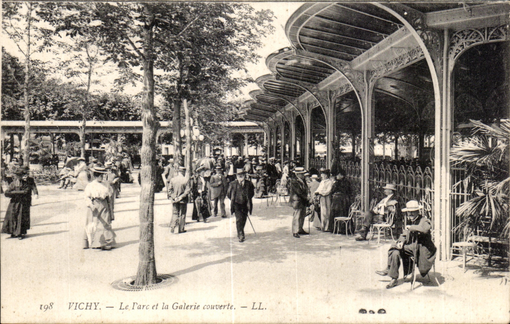 CPA Vichy Le Park and Galerise covered