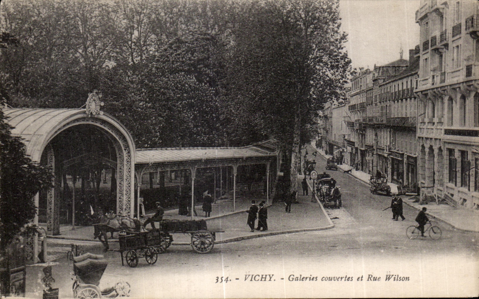 CPA Vichy covered Galleries and Street Wilson