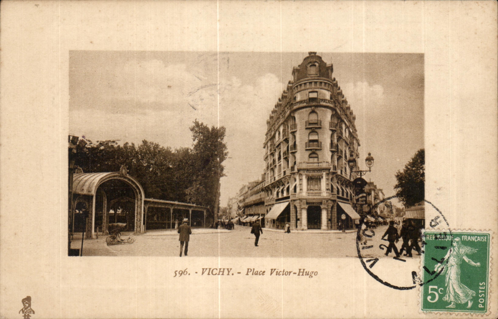 CPA Vichy Places Victor Huge