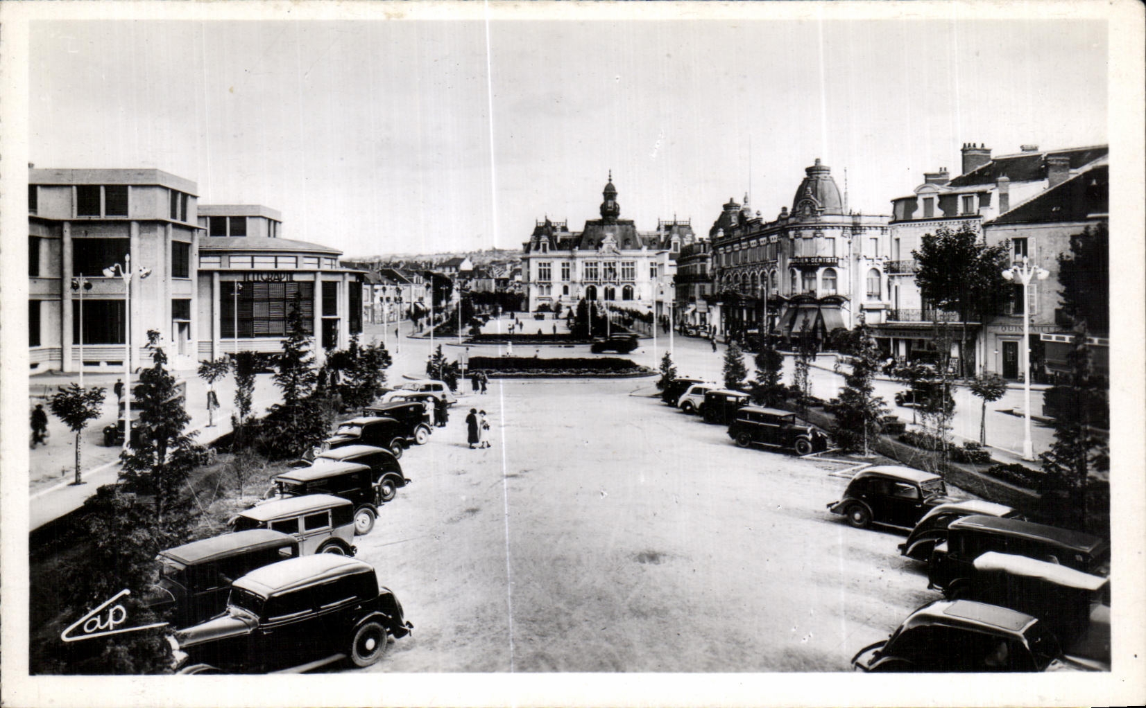 CPA Vichy Nouvelle Places Post office and sight on Town hall