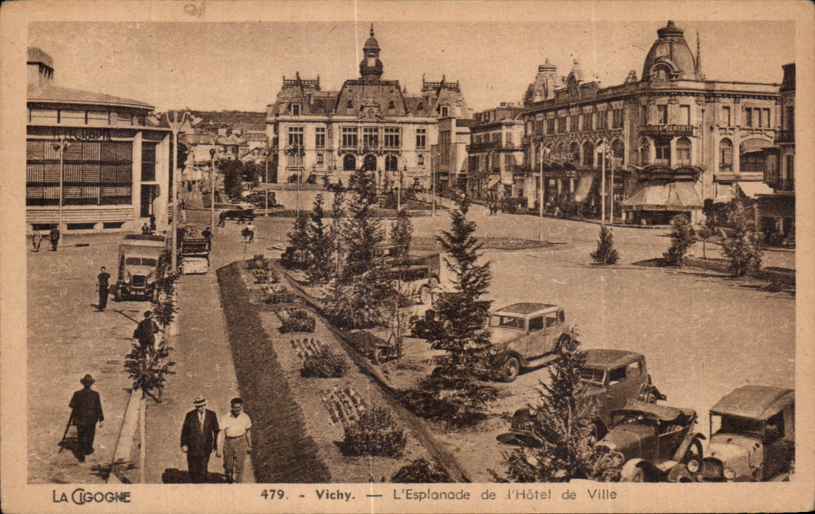 CPA Vichy L Esplanade de l Hotel de Ville