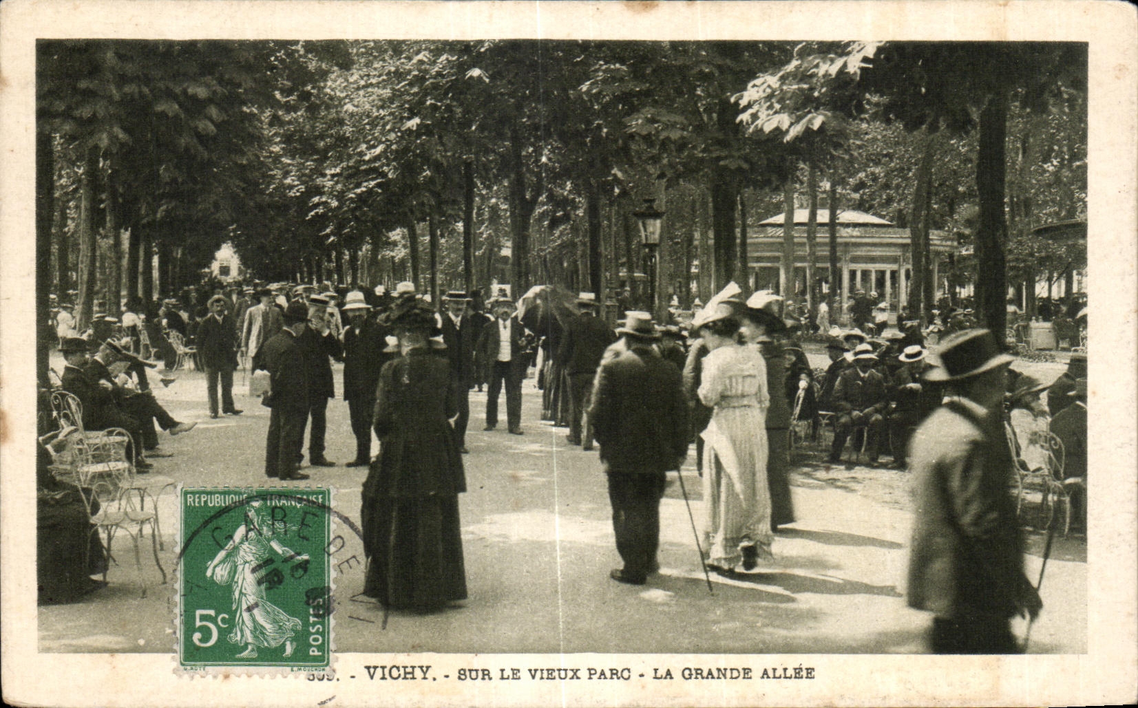 CPA Vichy on the Old Park the Large one Allee