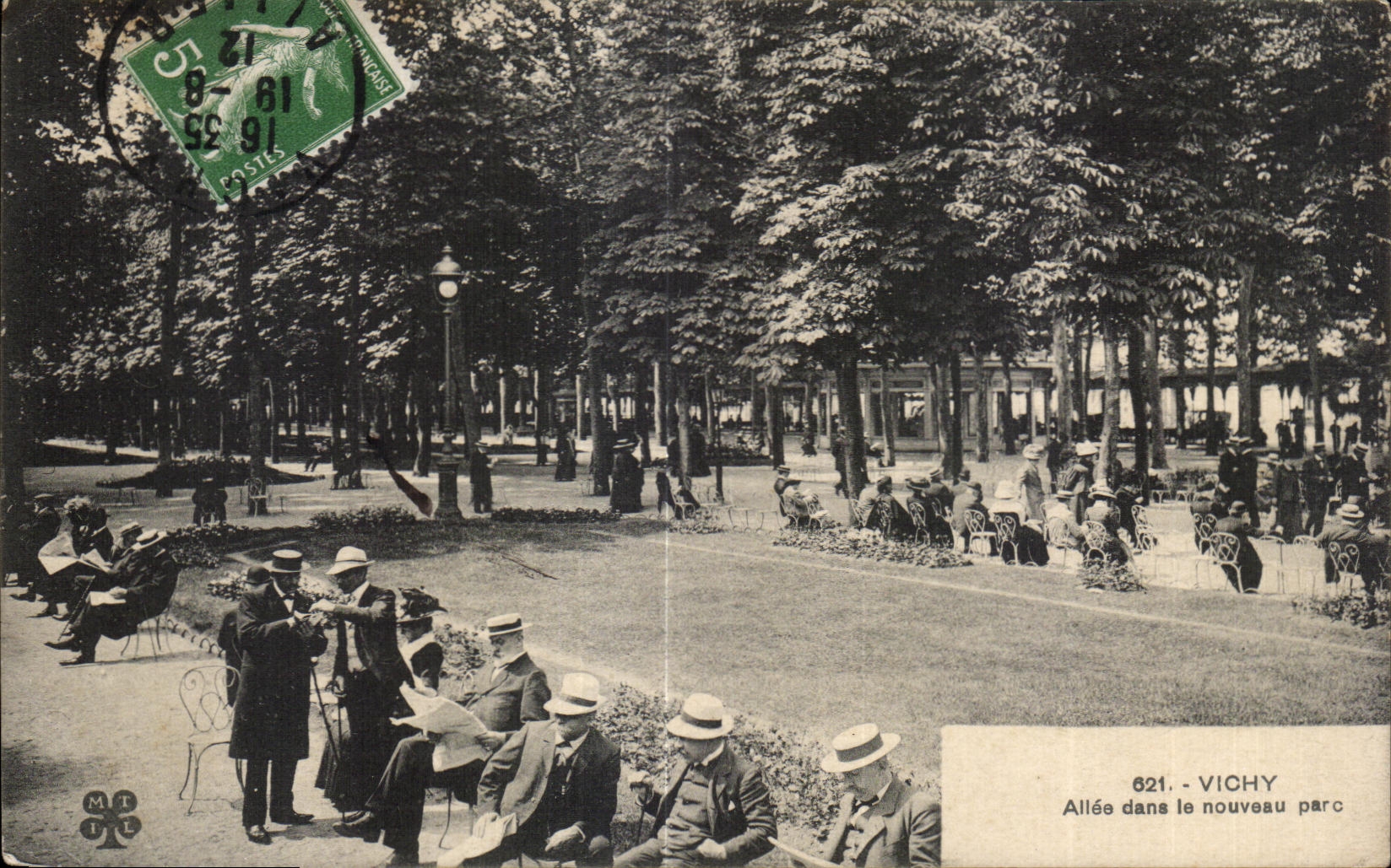 CPA Vichy Allee dans le nouveau Parc