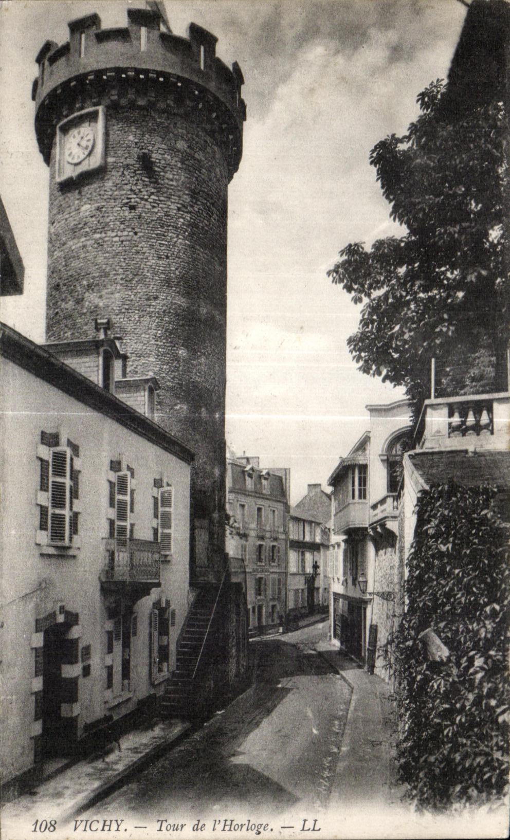 CPA Vichy Tour de l Horloge