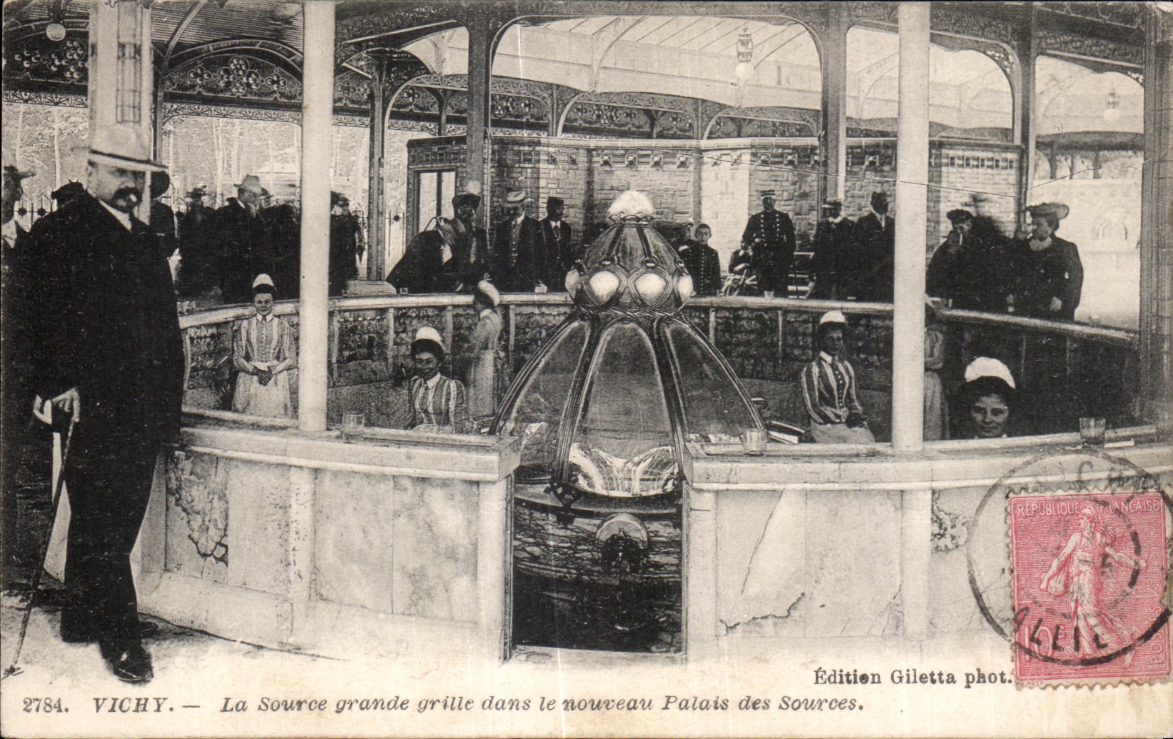 CPA Vichy La Source grande grille dans le nouveau Palais des source