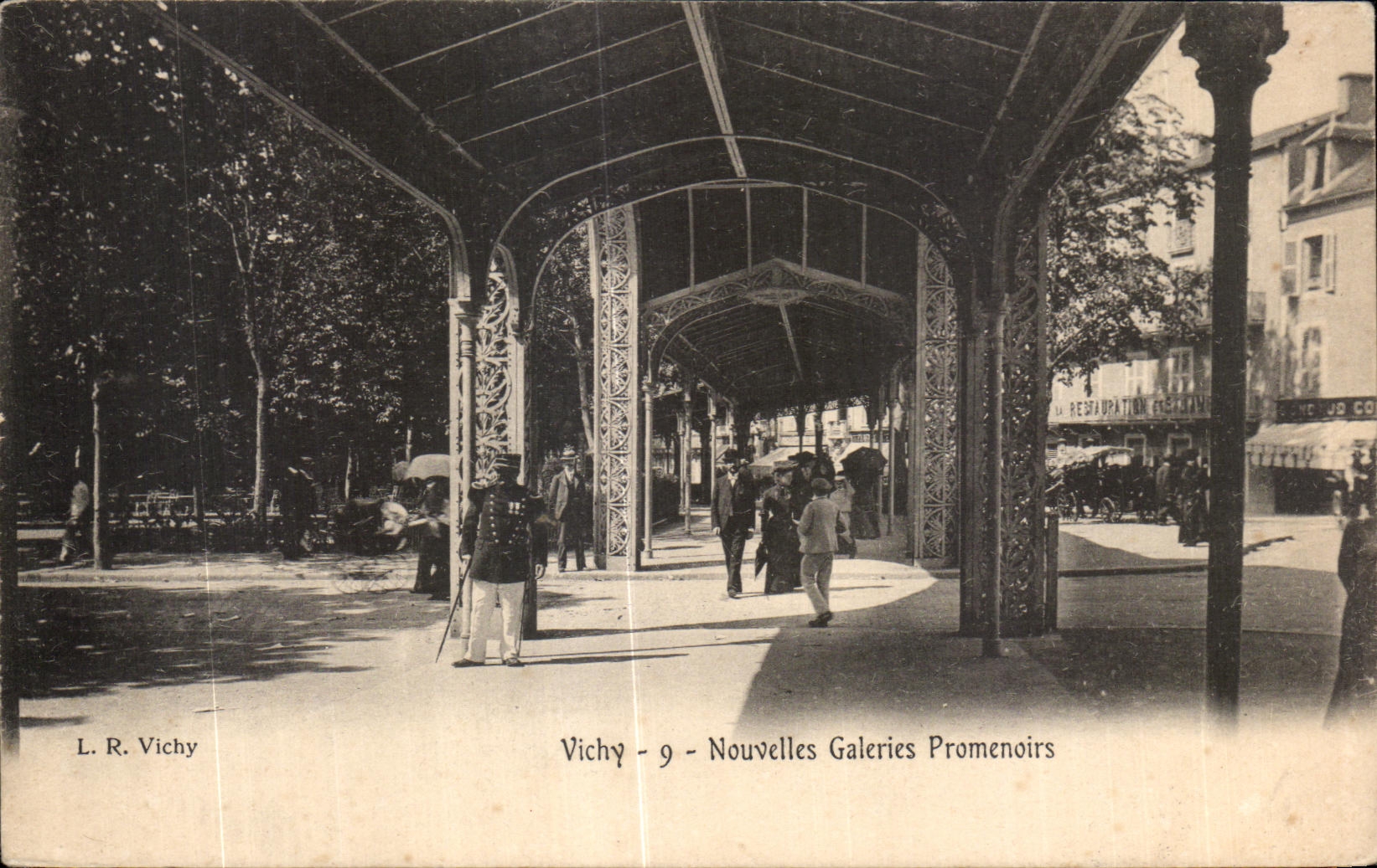 CPA Vichy Nouvelles Galeries Promenoirs