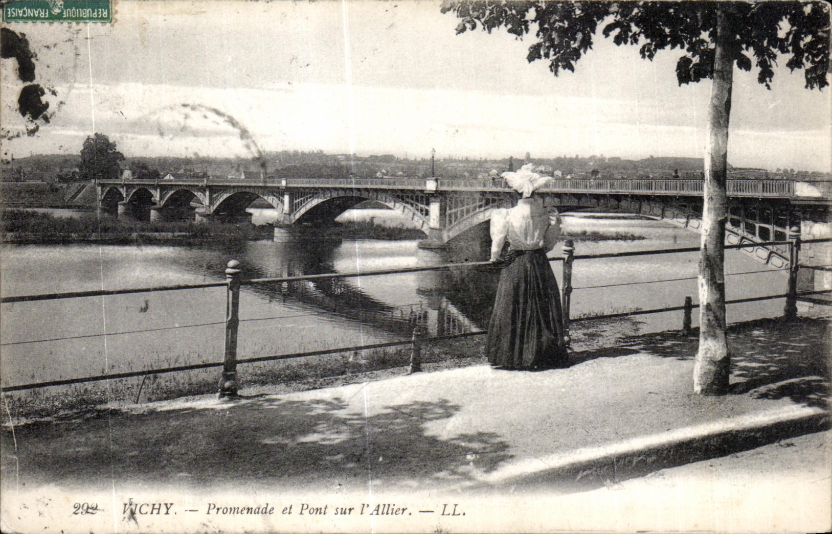 CPA Vichy Walk and Bridge on Allier