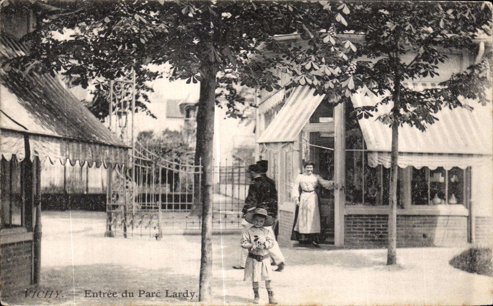 CPA Vichy Entree du Parc Lardy Enfant 