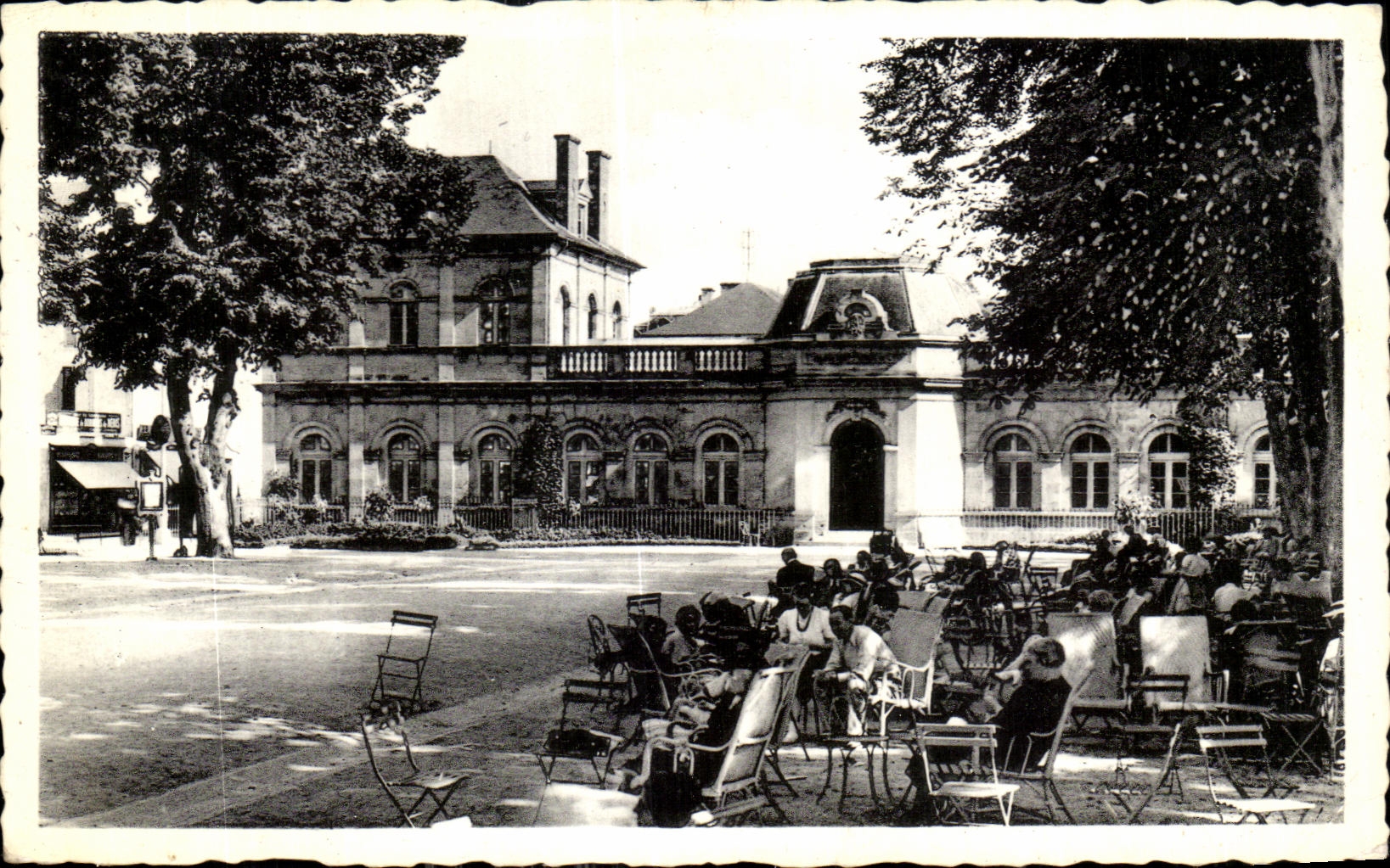 CPA Neris Les Bains Entree du Grand Etablissement Thermal