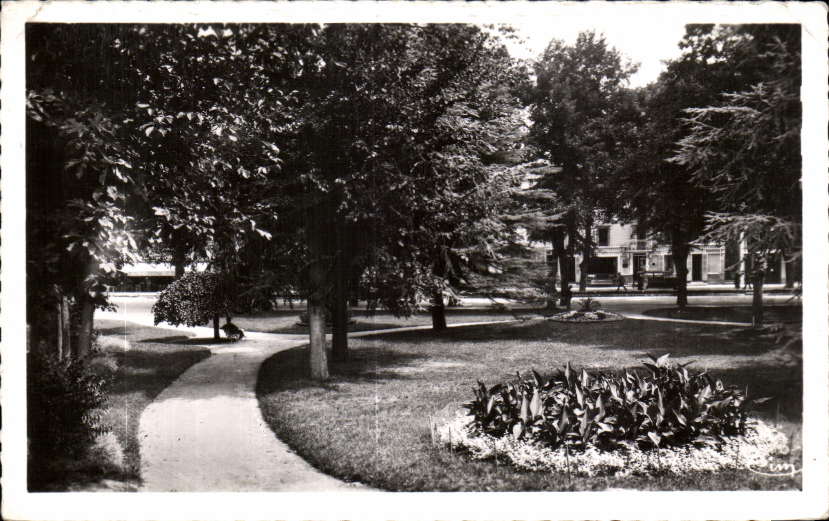 CPSM Neris les Bains Coin de parc du casino