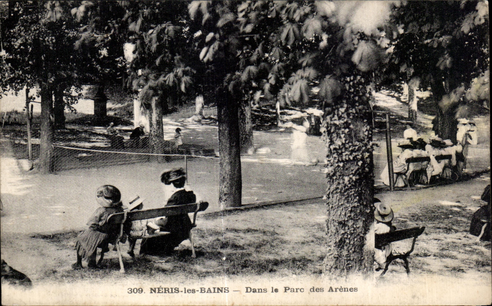 CPA Neris les Bains Dans le Parc des Arenes