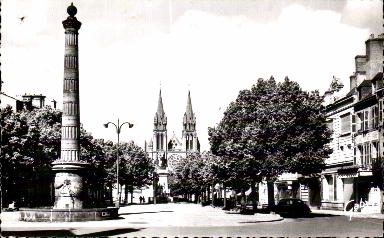 CPA Moulins Allier Place Allier and Monument of the Combatants