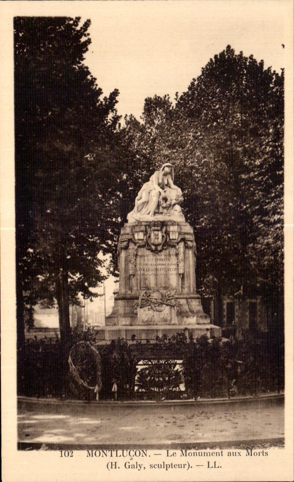 CPA Montlucon Allier Le Monument aux Morts