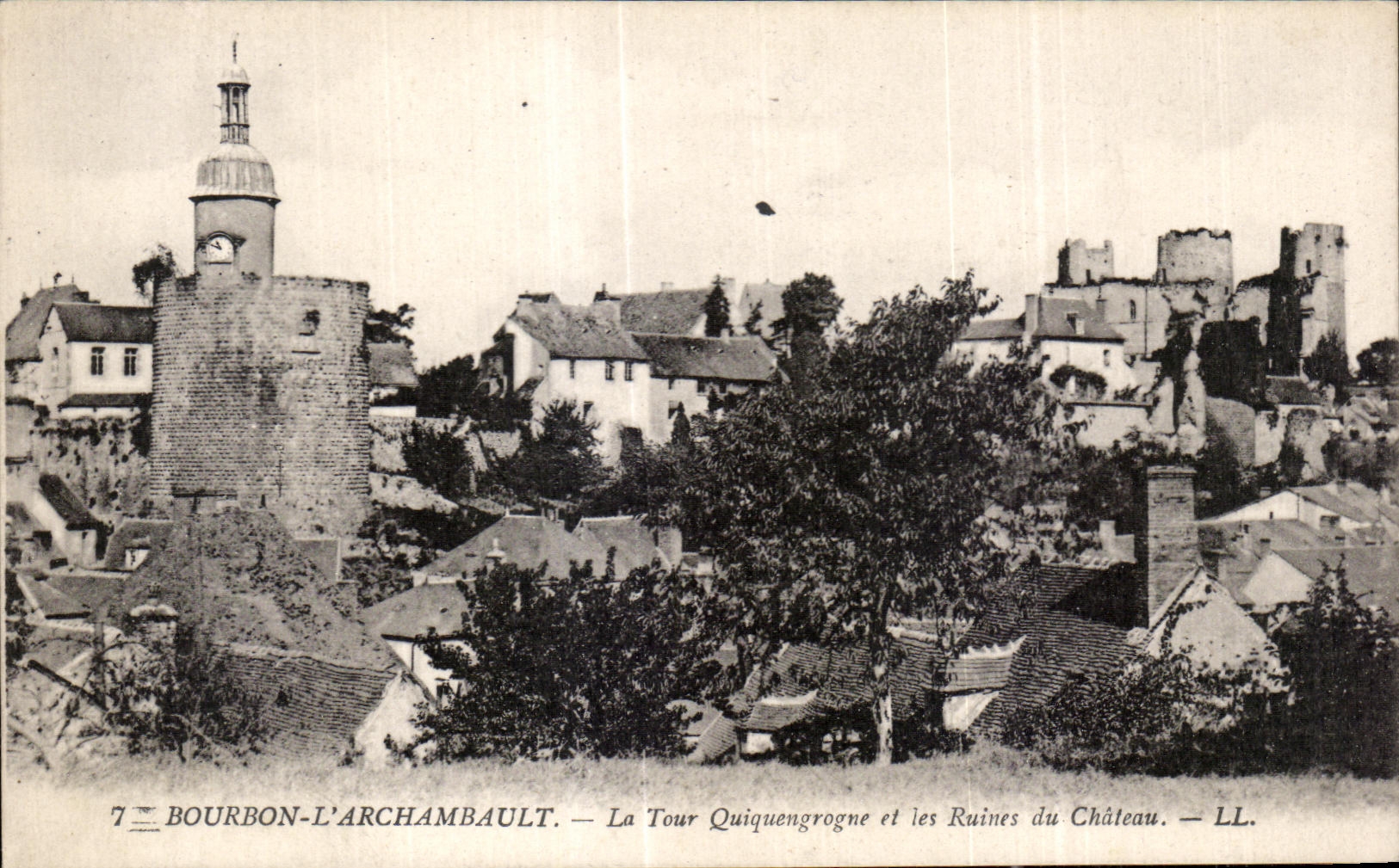 CPA Bourbon l Archambault La Tour Quiquengrogne et les ruines du Chateau