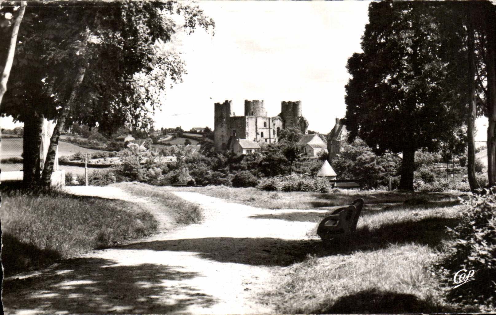 CPA Bourbon l Archambault Le Chateau vu du Parc