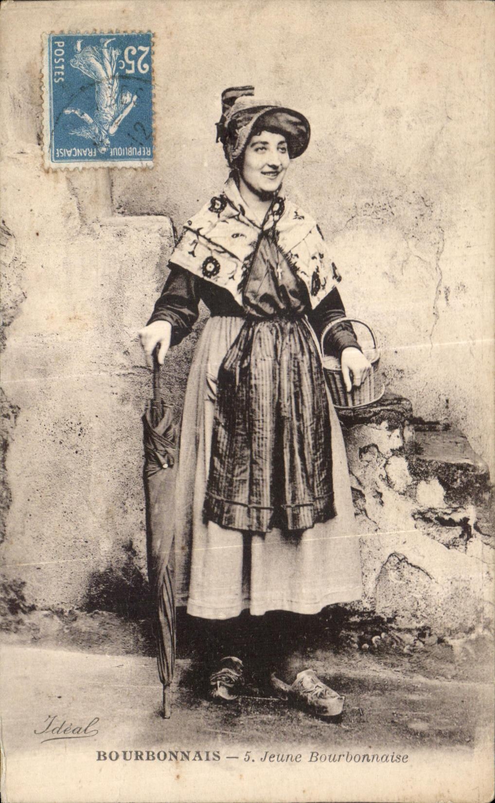 CPA Bourbon Jeune Bourbonaise Folklore Costume