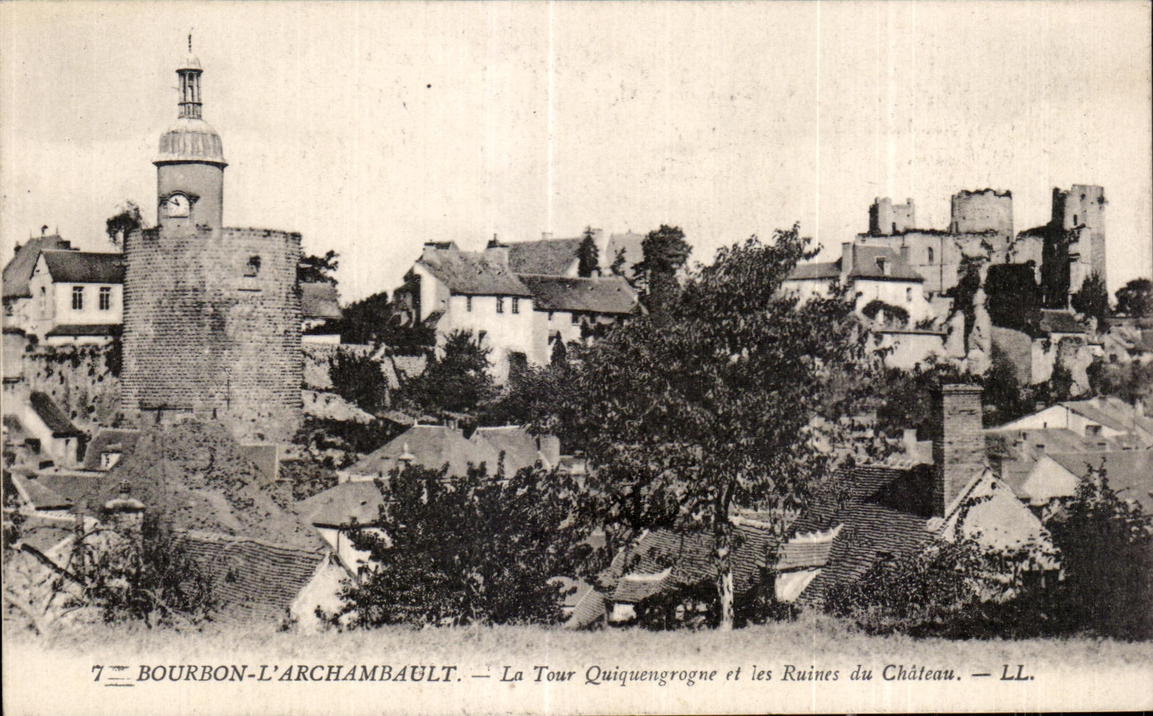 CPA Bourbon L Archambault La tour Quiquengrogne et les Ruines du Chateau