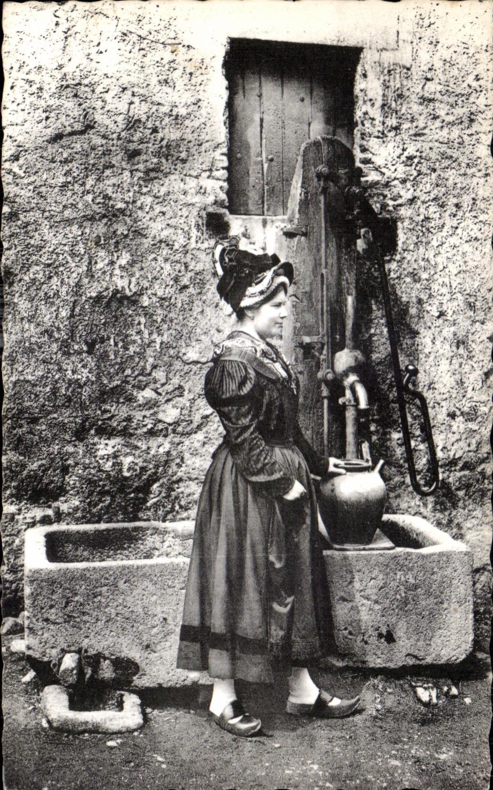 CPA Bourbonnaise Folklore Costume 