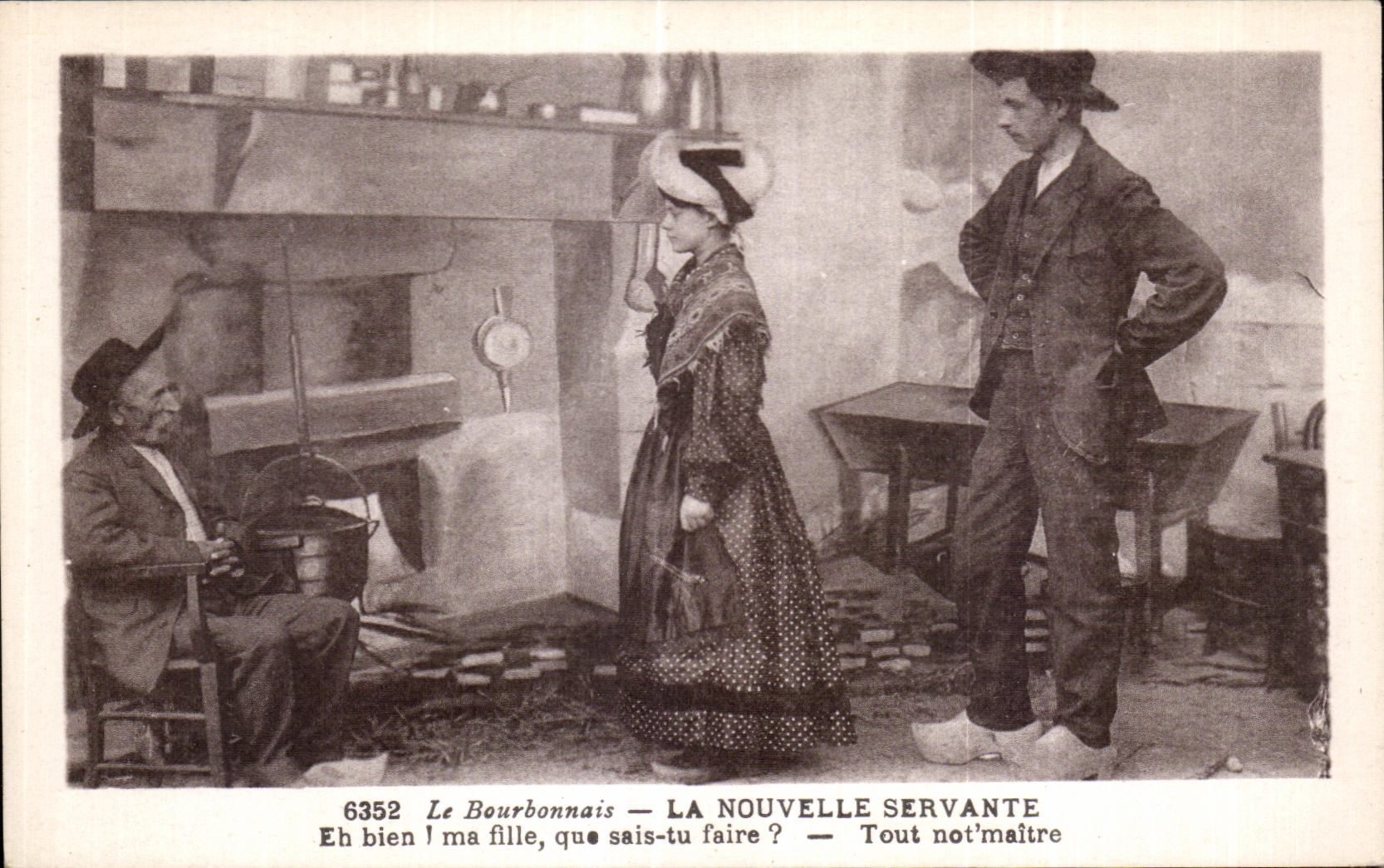 CPA Le Bourbonnaise La Nouvelle Servante Folklore Costume 