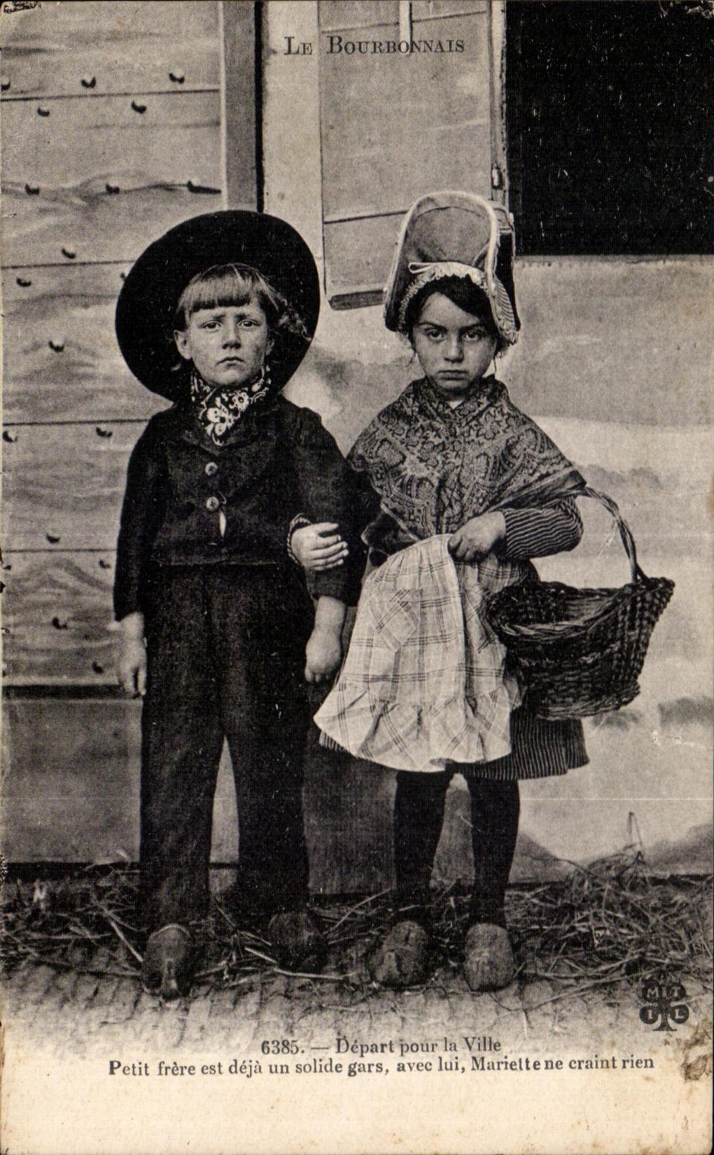 CPA Depart pour la villle Enfants Bourbonnais Folklore costume 