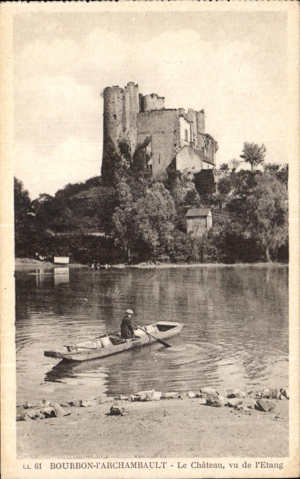 CPA Bourbon l Archambault Le Chateau vu de l etang