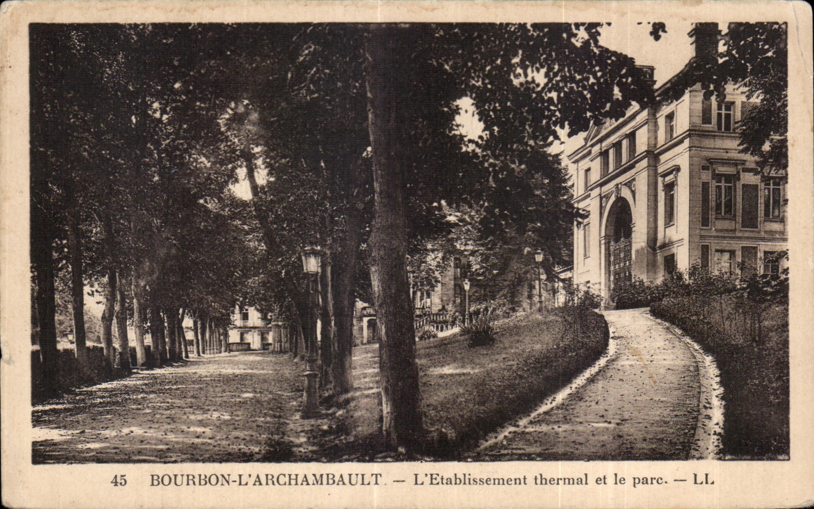 CPA Bourbon l Archambault L Etablissement thermal et le Parc