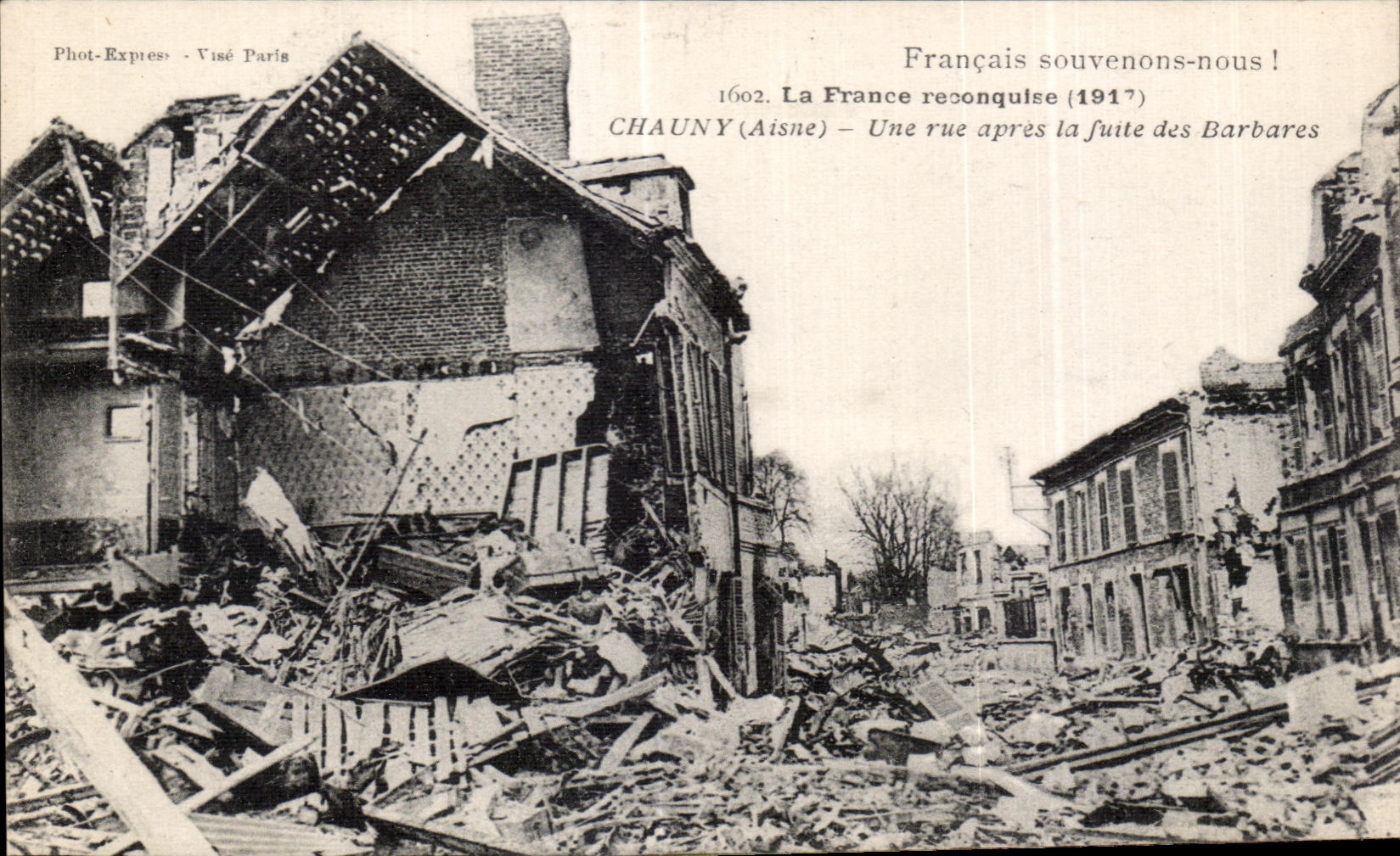 CPA France reconqulse Chauny Aisne a street after the futle of the Barbarians