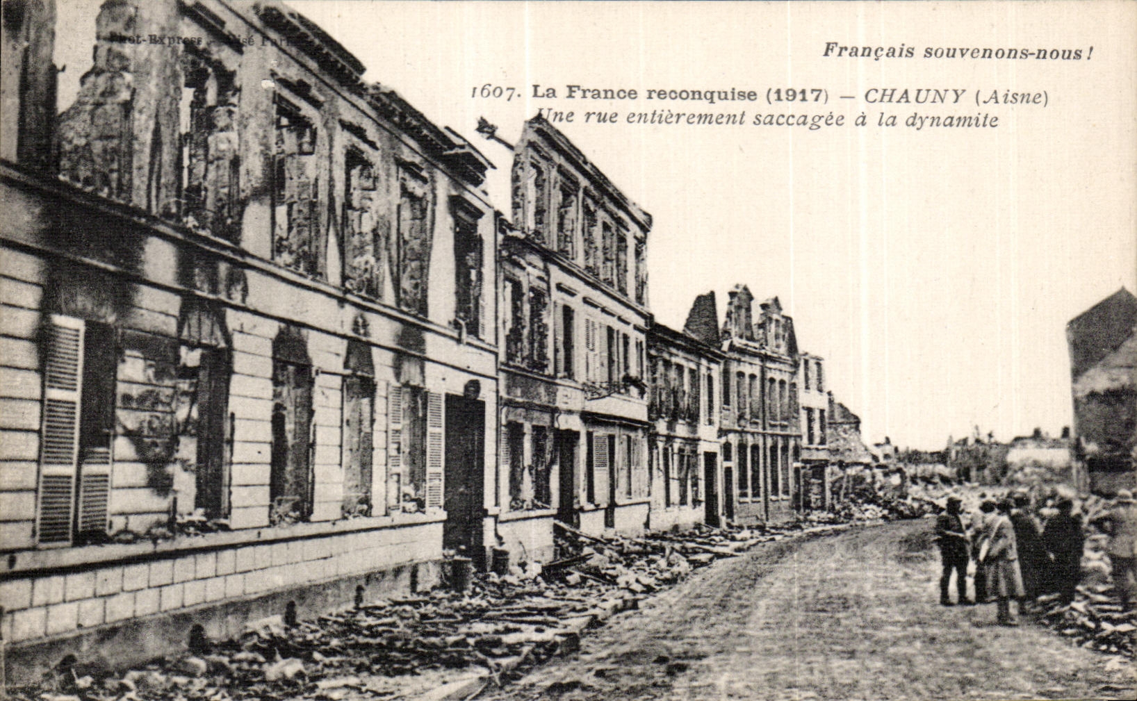 CPA France reconqulse Chauny Aisne a street entirely saccagee with dynamite