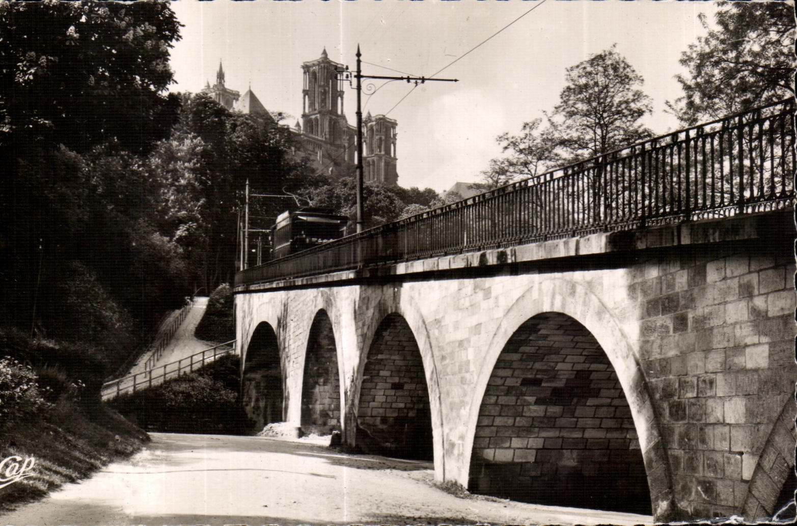 CPA Laon Le Viaduct