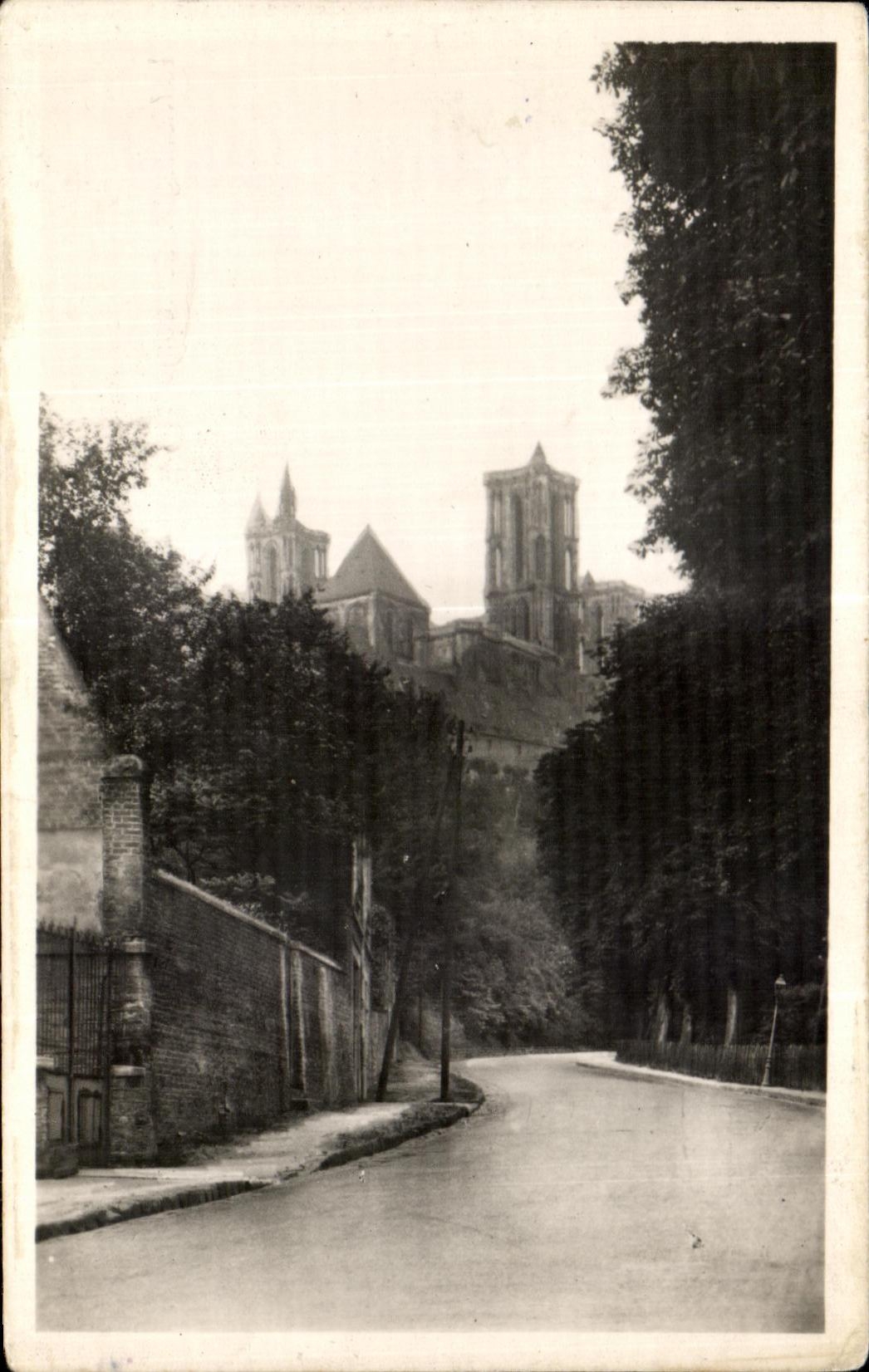 CPA Laon (Aisne) the Mountain of laon and its Cathedral
