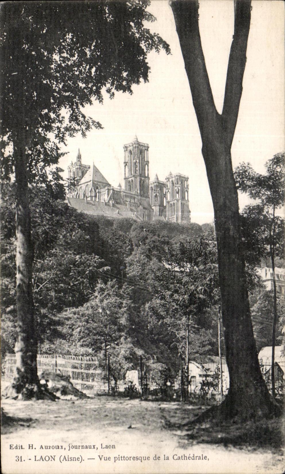 CPA Laon (Aisne) picturesque Sight of the Cathedral