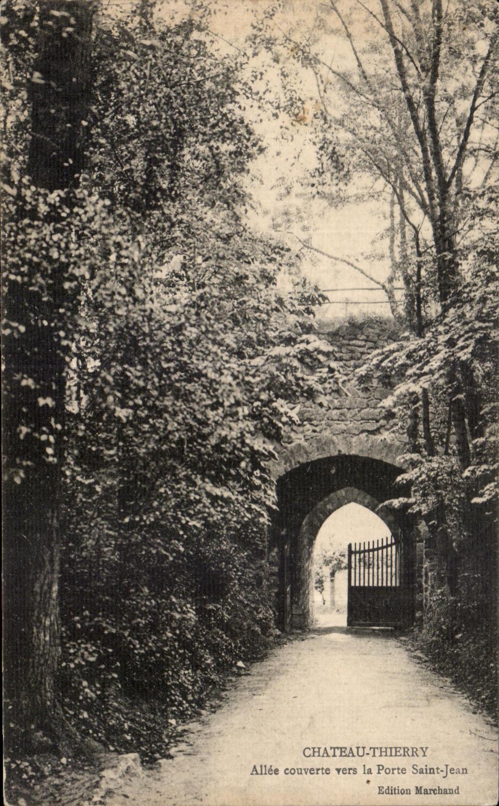 CPA Chateau Thierry Allee couverte vers la Porte Saint Jean