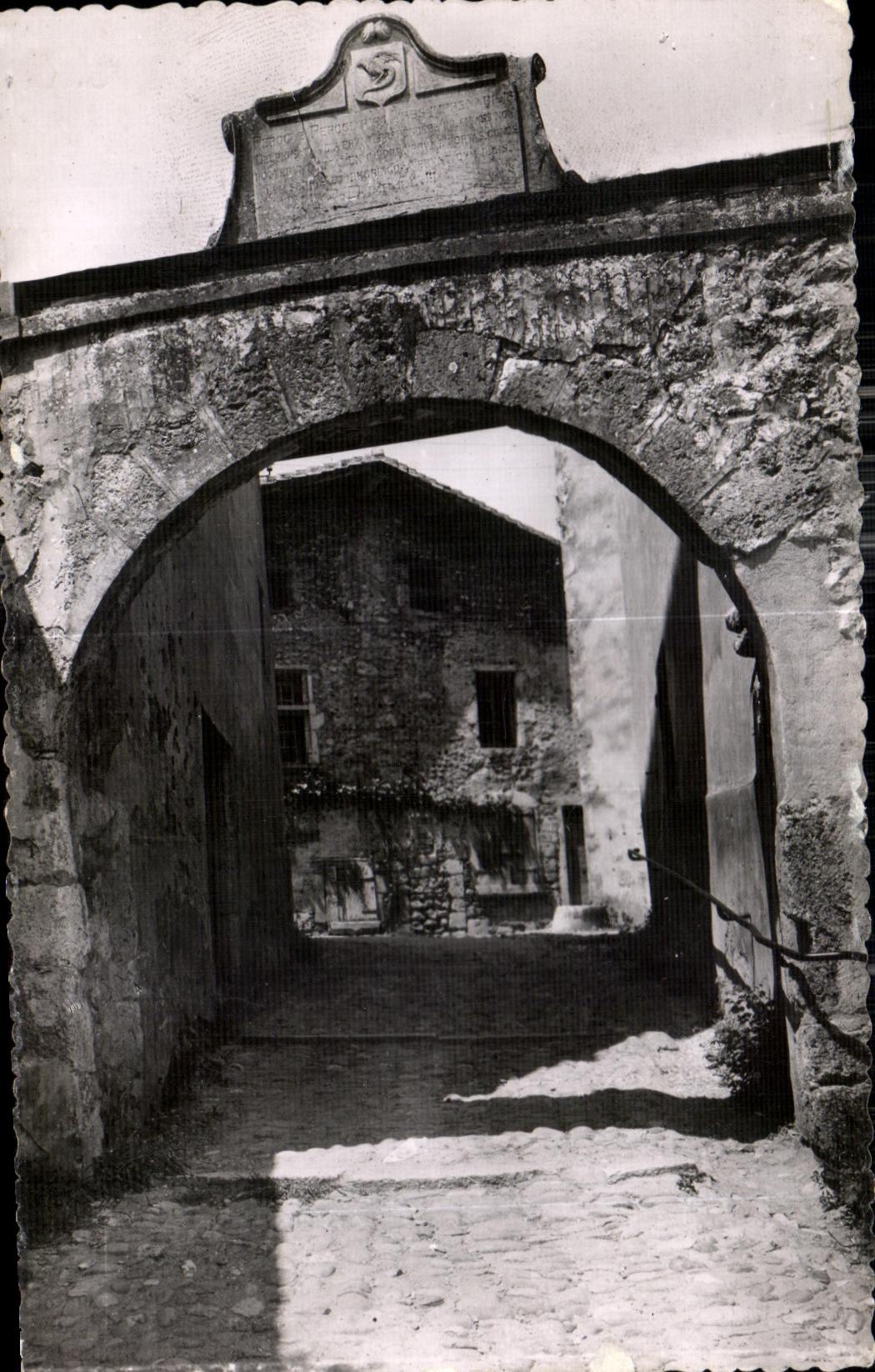 CPA Cite de Perouges Ain La Porte d En bas et Incription du slege de 1458
