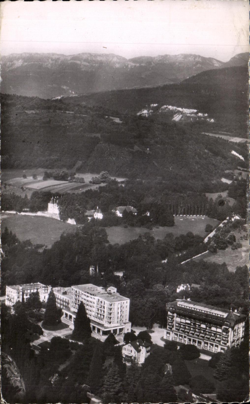 CPA Divenne les Bains Ain Vue aerienne sur les Grands Hotel et les Monts du Jura