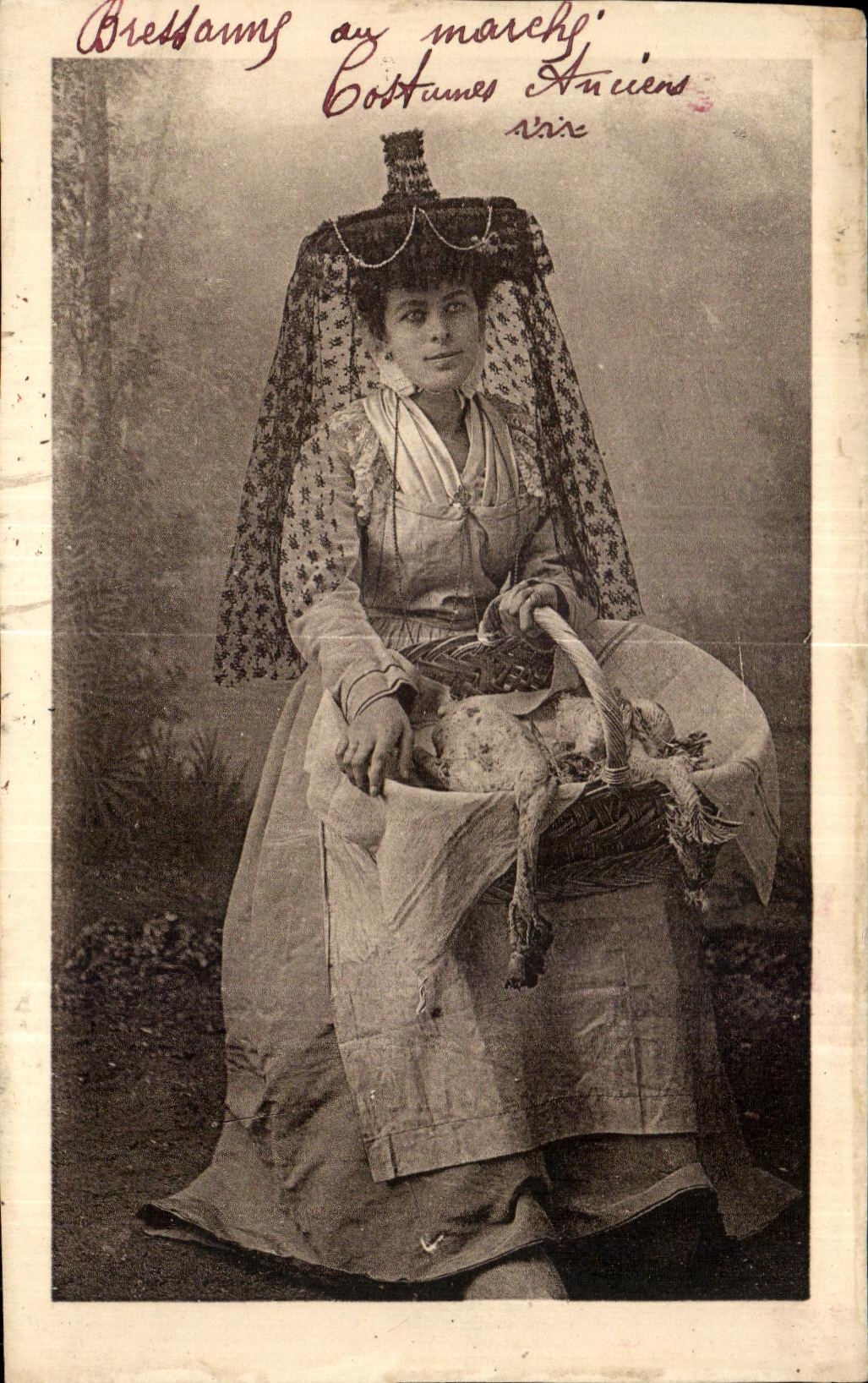 CPA Femme Folklore Costume