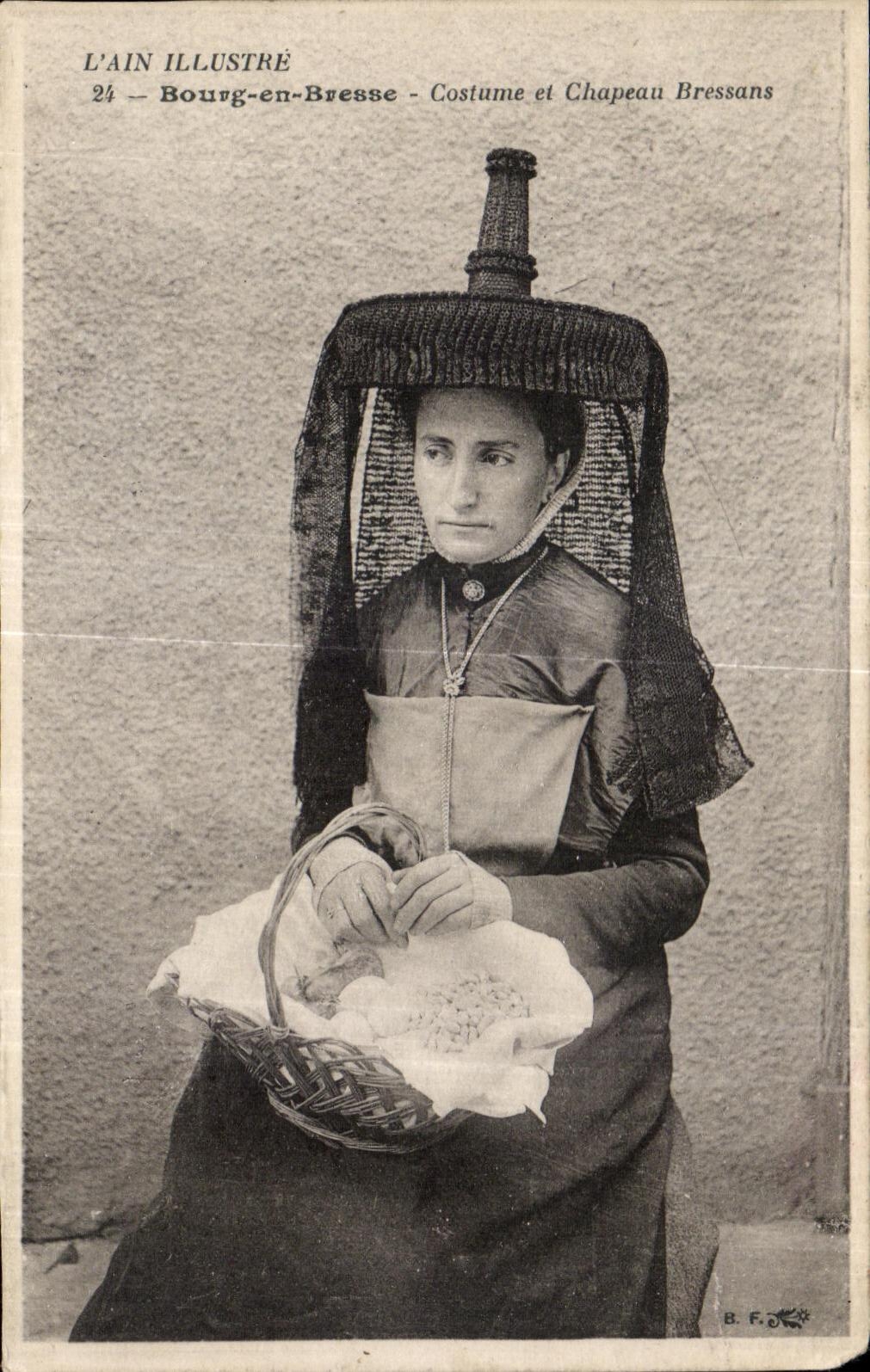 CPA L Ain Illustre Bourg en Bresse Costume et Chapeau Bressans Folklore Costume