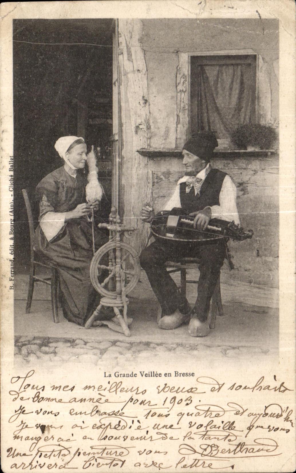 CPA La Grande veille en Bresse Folklore Costume Musique Fileuse