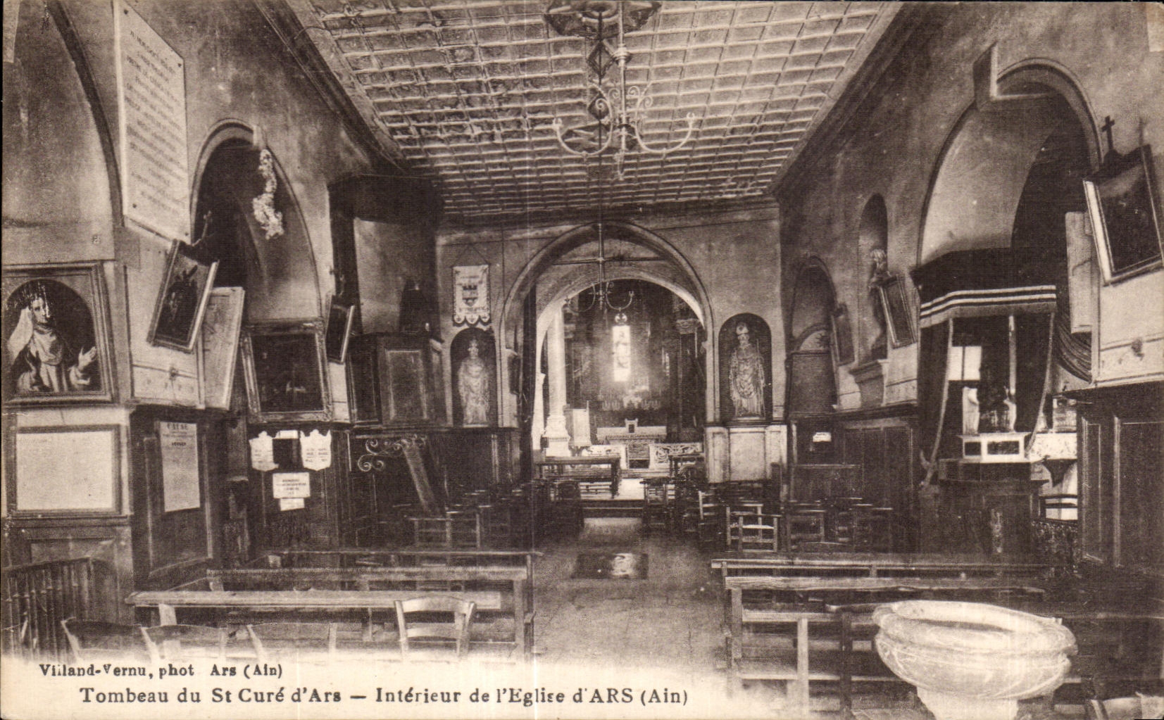 CPA Tombeau du St Cure d Ars Interieur de nouvelle l Eglise d Ars (Ain)