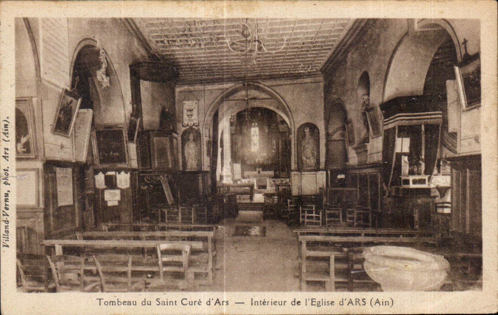 CPA Tombeau du saint Cure d Ars Interieur de l Eglise d Ars (Ain)