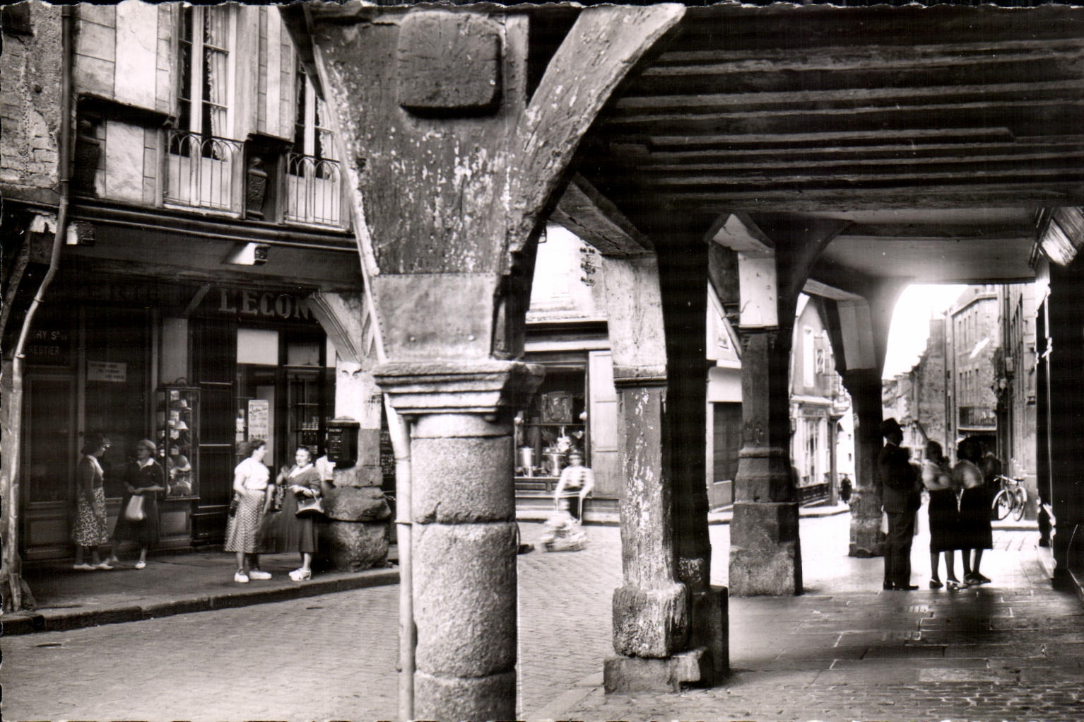 CPSM Dinan (Dimensions of North) Hurdy-gurdies Let us brace Street of Cordeliers