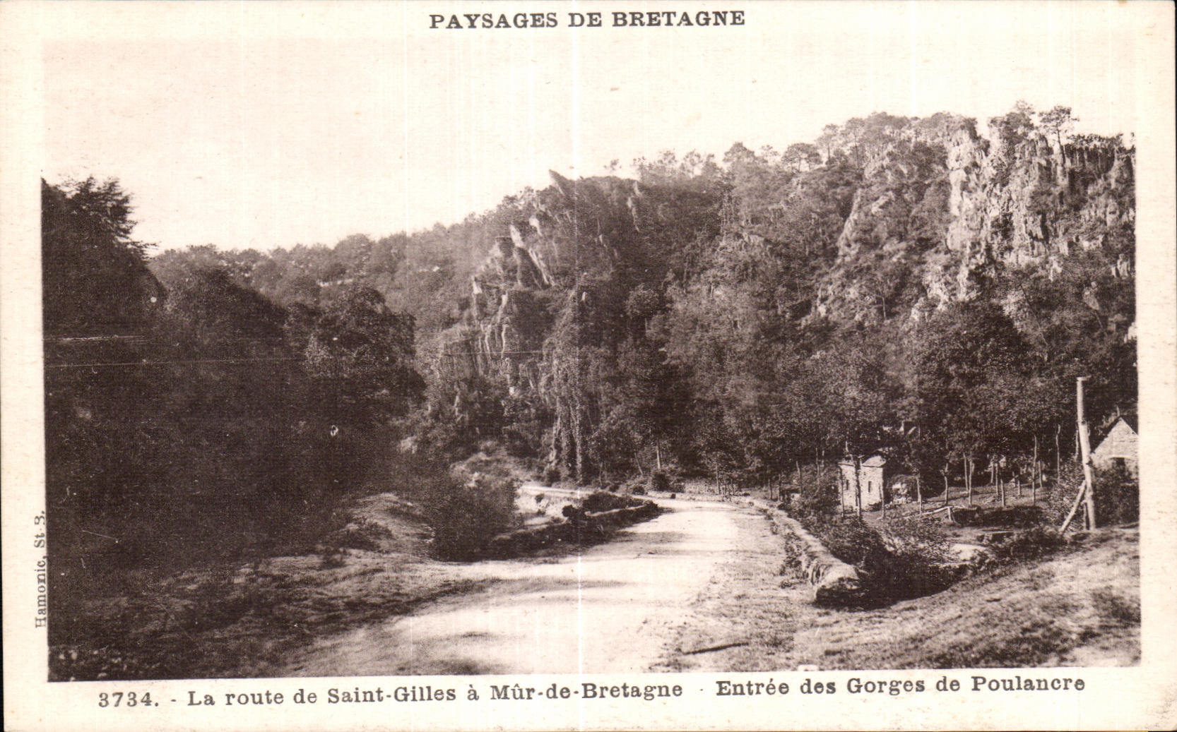 CPA Paysages De Bretagne La route de Saint Gilles a Mur de Bretagne Entree des Gorges de Poulancre