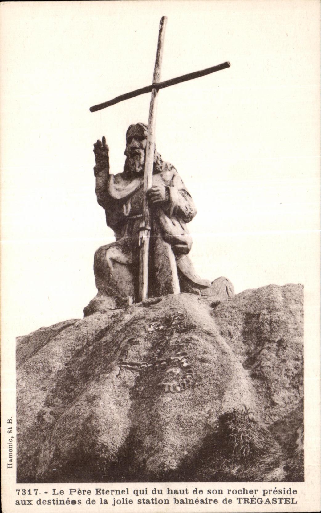 CPA Le Pere Eternel qui haut de son rocher preside aux destinees de la jolie station balneaire de Tregastel