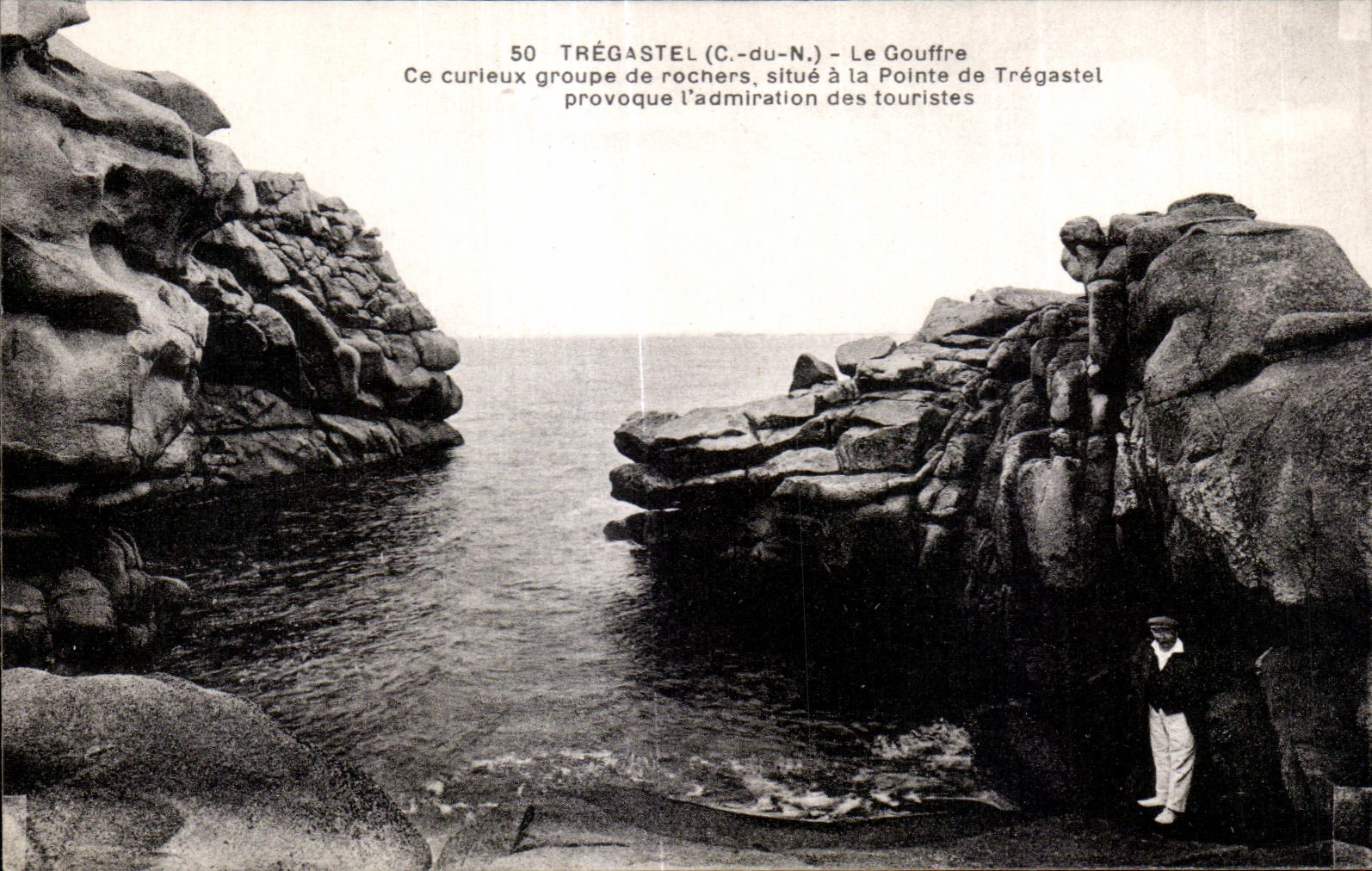 CPA Tregastel Le Gouffre Ce curieux groupe de rochers situe a la Pointe de Tregastel provoque l admiration des touristes