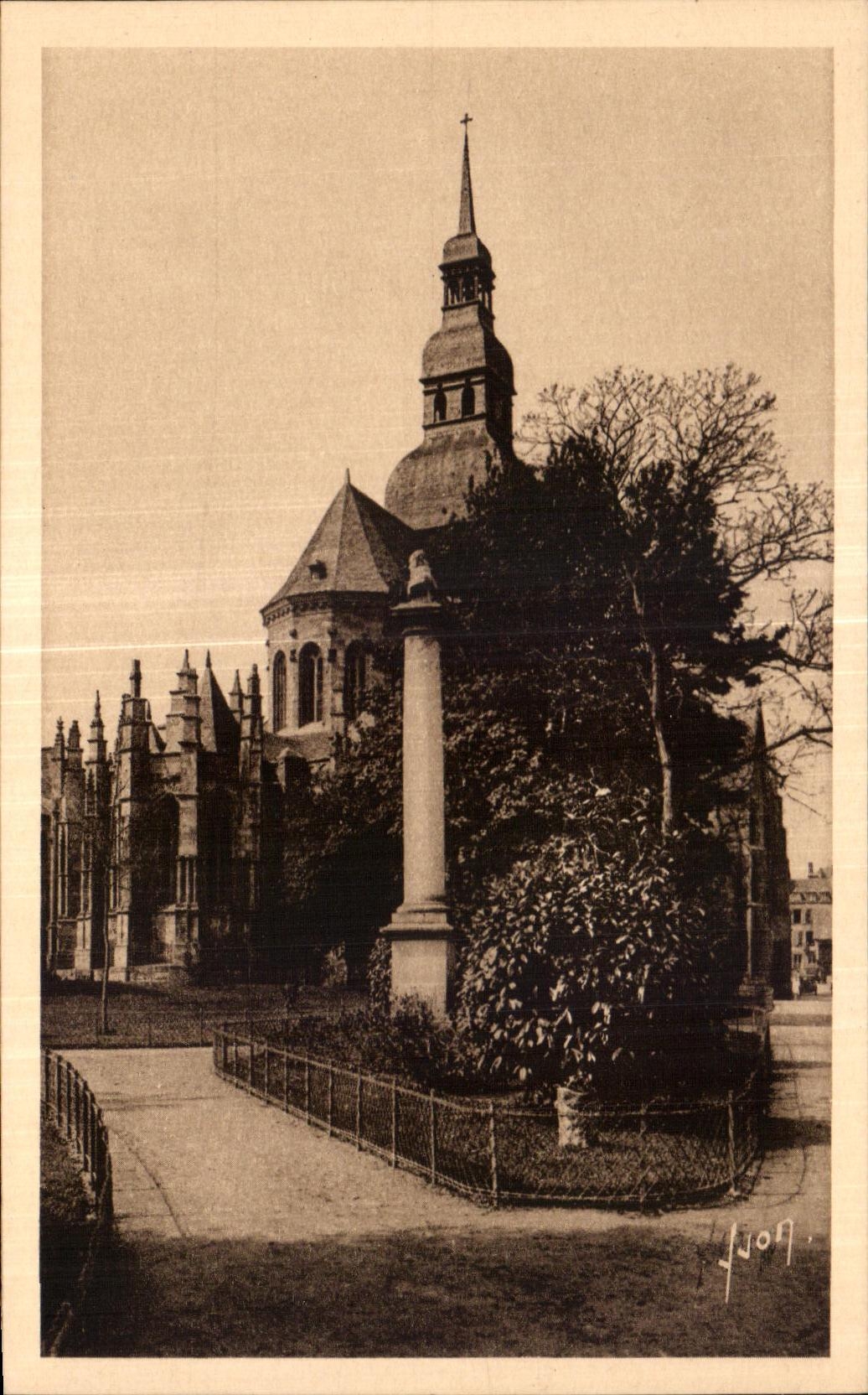 CPA Dinan English Garden and Church Saint Saver