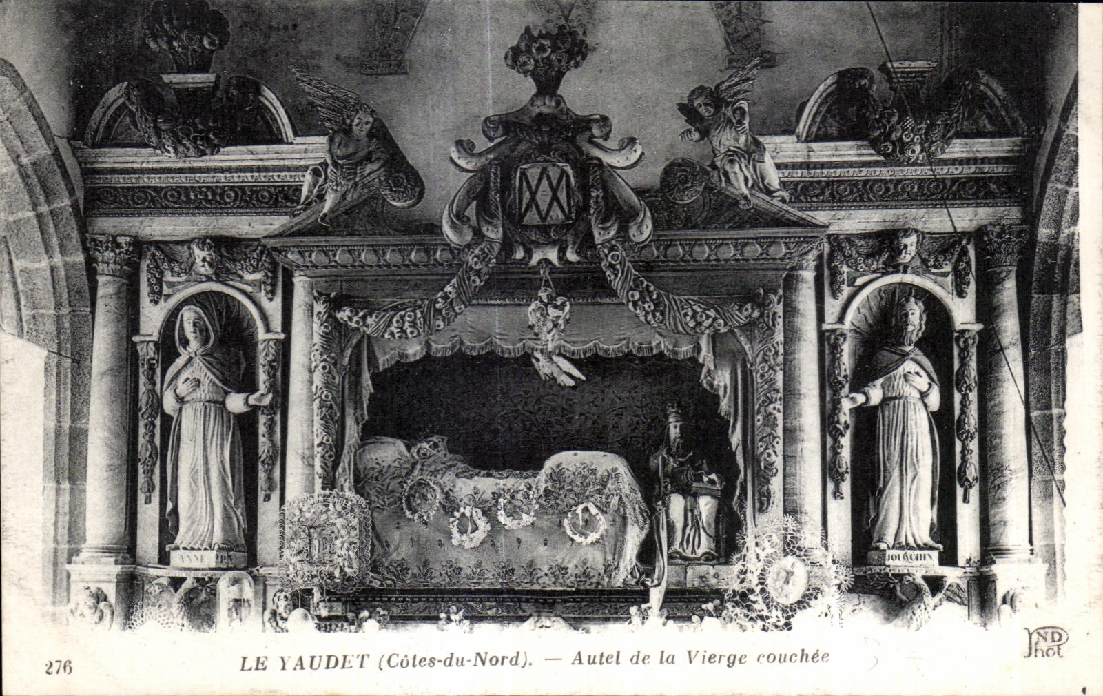 CPA Le Yaudet Autel de la Vierge couchee