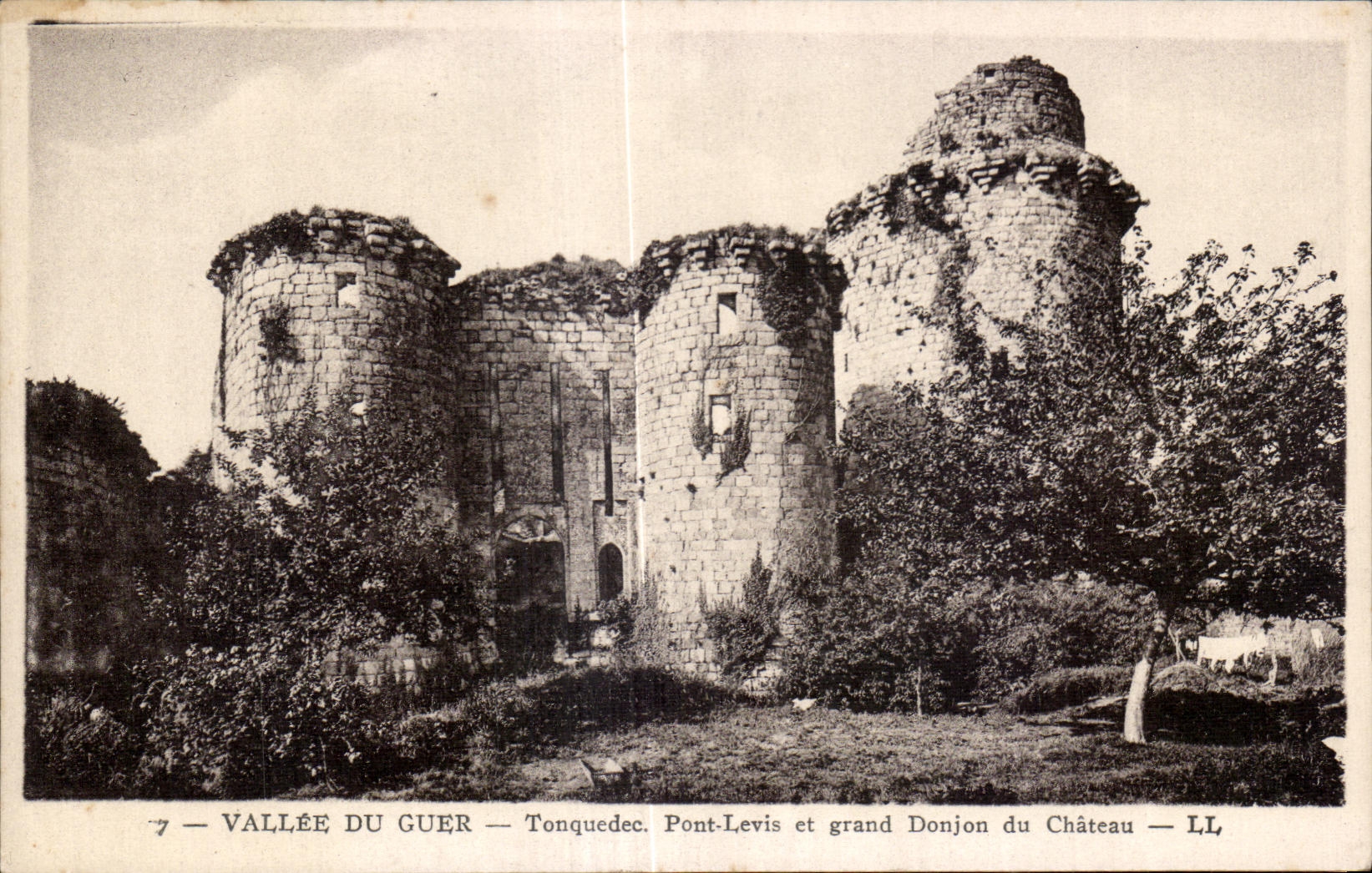 CPA Vallee du Guer Tonquedec Pont Levis et le grand Donjon du Chateau