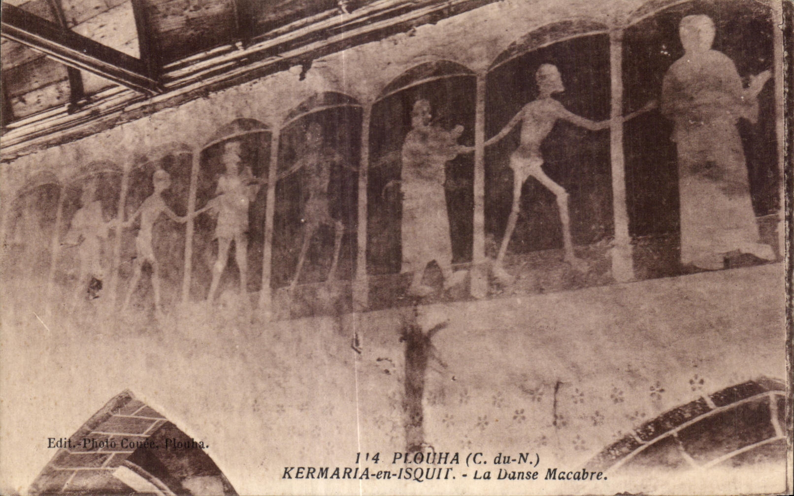 CPA Plouha Kermaria en Isquit La Danse Macabre